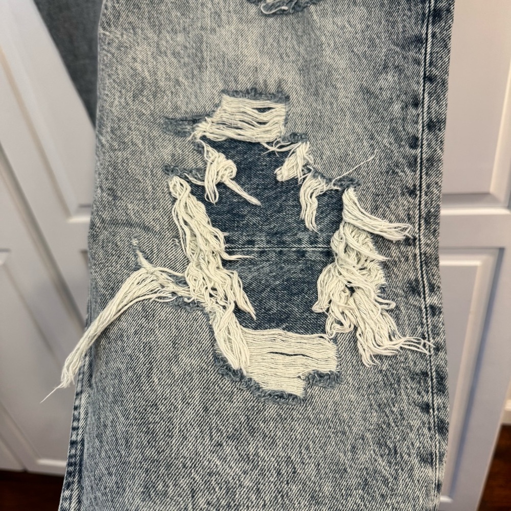 We The Free Distressed High Rise Straight Leg Jeans. Size 31 - Picture 4 of 13